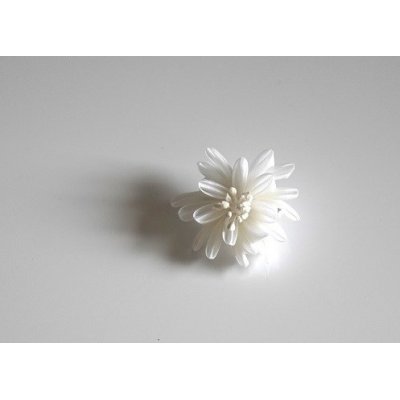 画像1: 「リバイバル」伝統工芸士の材料を使った白菊のブローチ