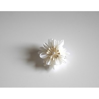 画像2: 「リバイバル」伝統工芸士の材料を使った白菊のブローチ
